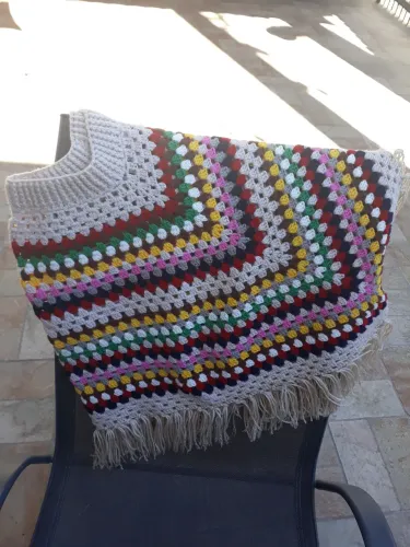 Poncho de crochê colorido