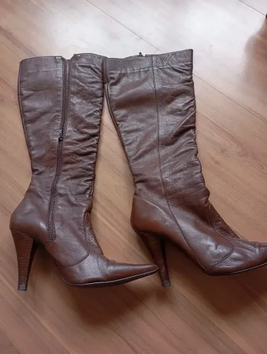 Bota de couro marrom