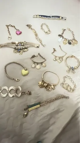 Coleção de pulseiras variadas - Charmosas e elegantes!