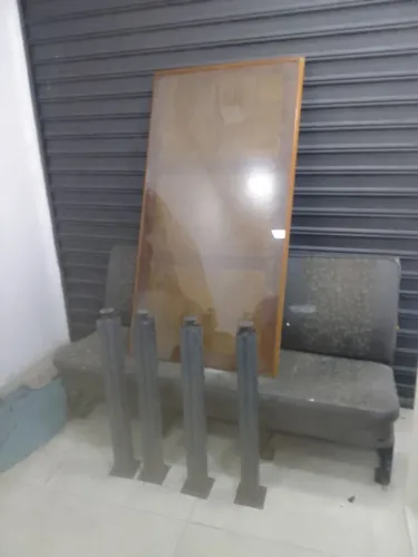 Mesa de jantar com tampo de vidro e pés medida 1.35x71