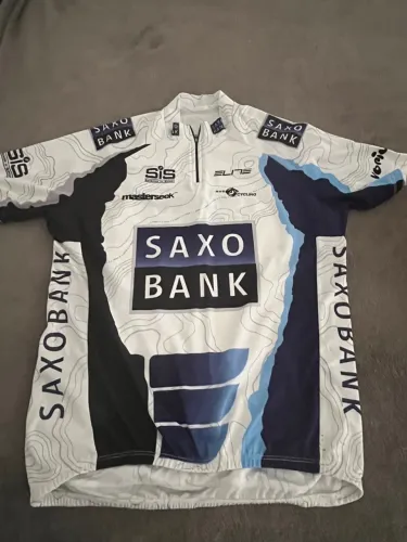 Camiseta de ciclista e capacete