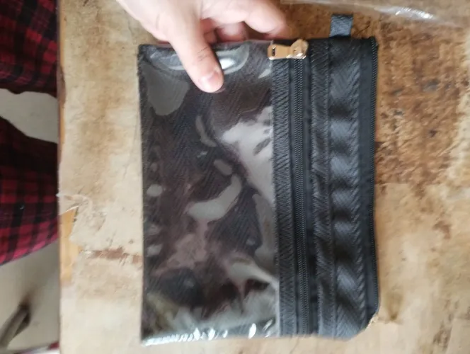 Necessaire Preta. De mão. Com transparência. ARTESANAL. Acompanha dois chaveiros.