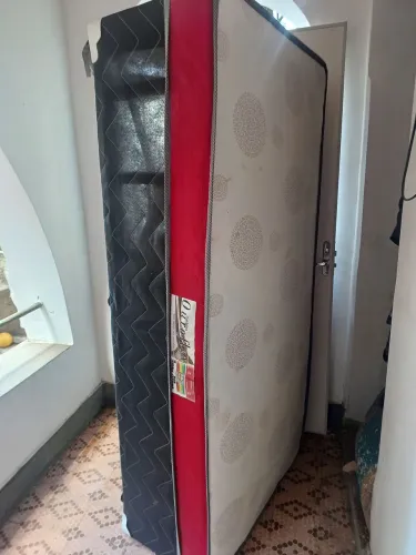 Cama box solteiro semi-nova em excelente estado.