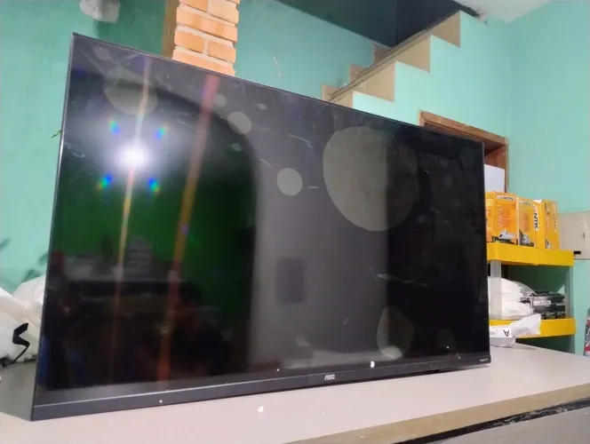Televisão AOC 43 polegadas nova com a tela quebrada 