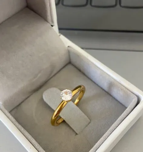 Anel banhada ouro com Pedra Solitária