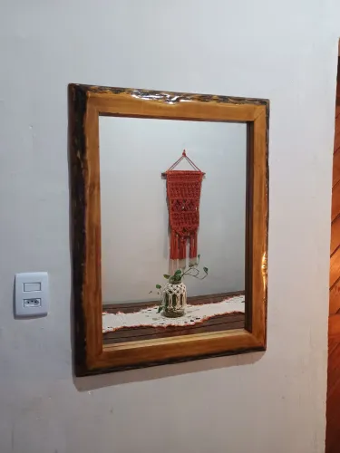 Espelho Rústico com Moldura de Madeira Artesanal - 80x60 cm