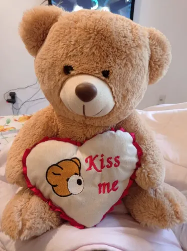 Urso de pelúcia com coração 'Kiss me'