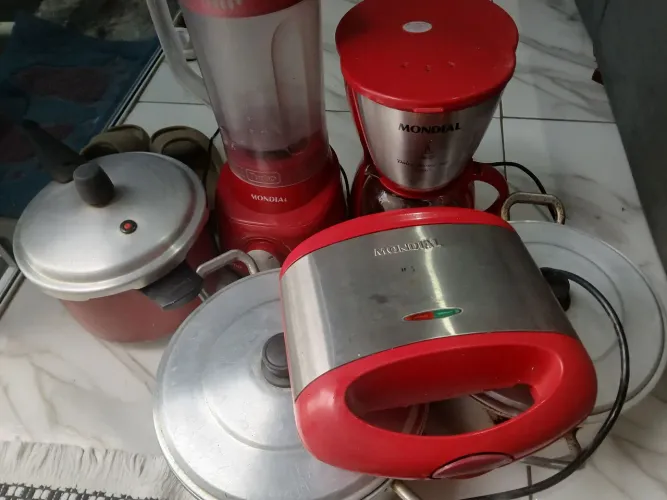 Panelas, liquidificador, cafeteira e sanduicheira $300