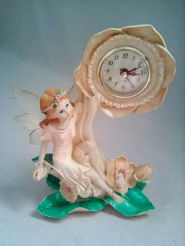 Escultura de fada de resina com relógio analógico