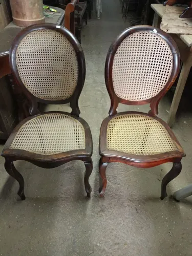 Cadeiras medalhão antigas com palhinha