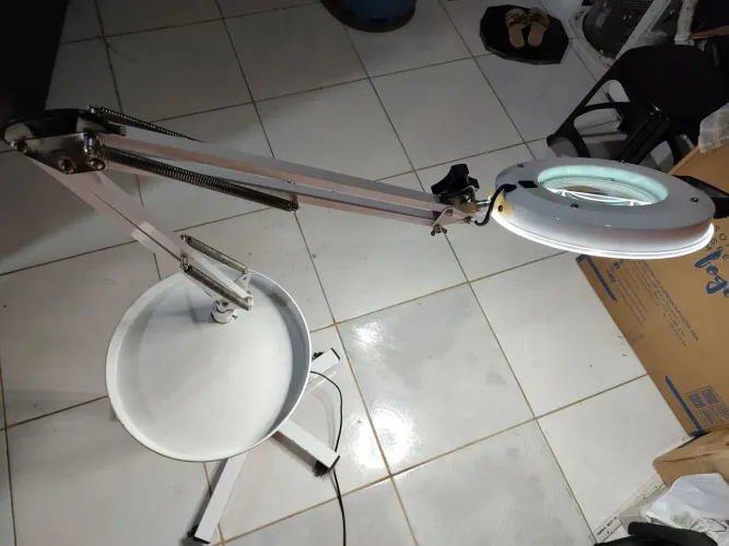 Lupa Luminária Led Tripé Com Bandeja