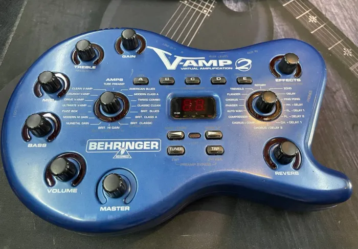 Pedaleira multi-efeitos Behringer V-Amp 2 usada
