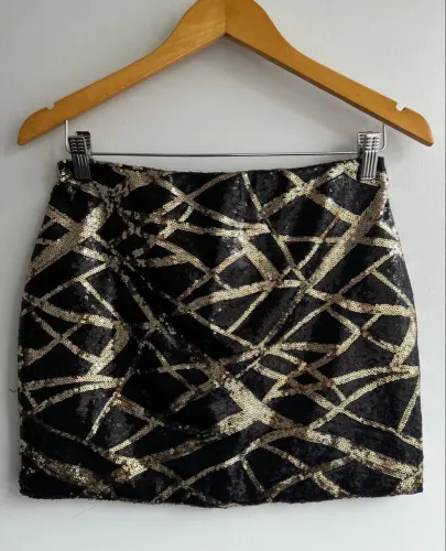 Saia curta com mini paetês preto e dourado - P