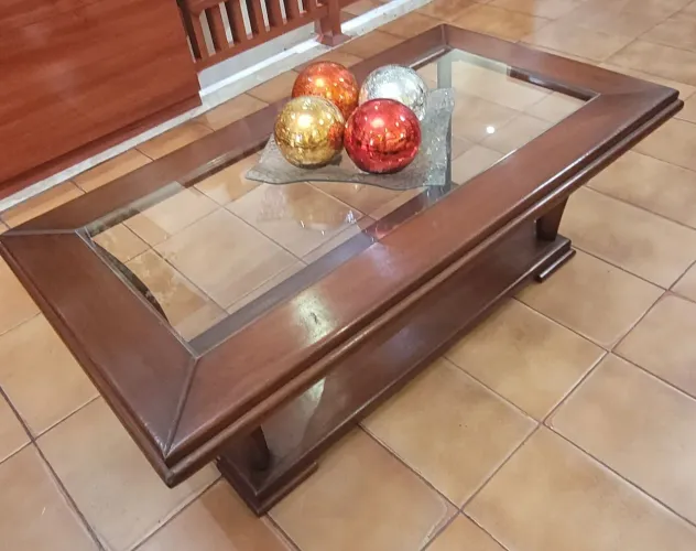 Mesa de centro em madeira com tampo de vidro