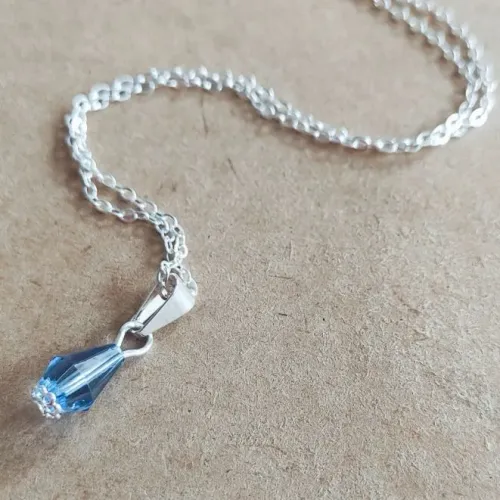 Colar Prateado com Pingente de Cor Água Marinha