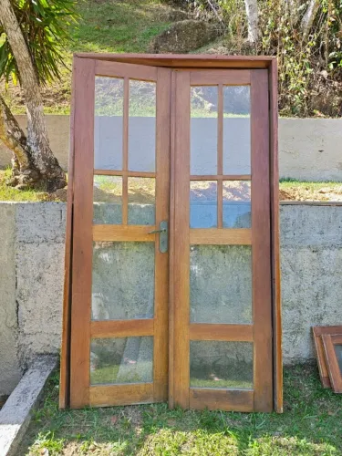 Janelas e portas de madeira maciças em Cedro