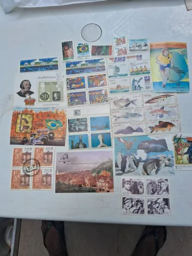 Tesouro Filatélico Coleção de Selos Históricos Com 590 Selos.
