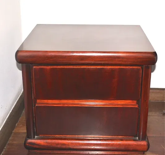 Cama em madeira maciça com mesa de cabeceira