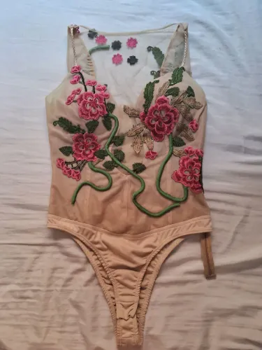 Body Bordado Floral Bege com Detalhes Delicados