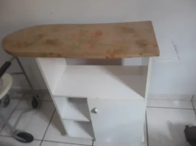Vendo mesa de passar com gabinete