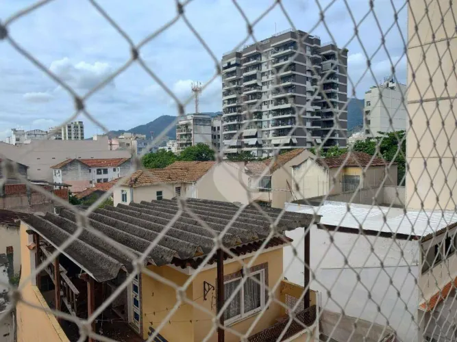 LOPES ENJOY IMOVEIS vende apto dois qts ,dependencias,predio com elevador,2 quartos com el