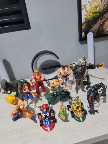 Kit Figuras de Ação Zoro, Luffy, Venon, Mario Kart e outros