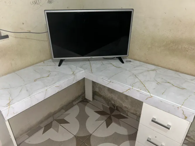 Televisão e mesa de estudo
