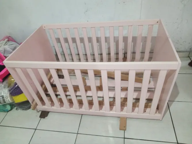 Berço semi-novo feminino em bom estado.