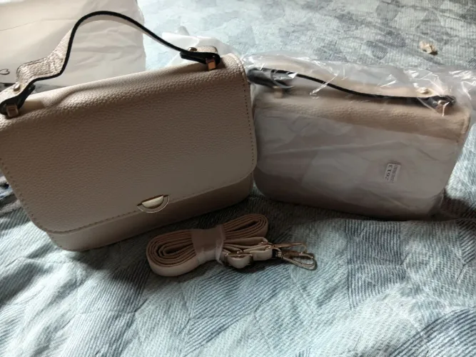 Bolsas novas quero vender as duas juntas por apenas 60 reais vem com alça interessado pv
