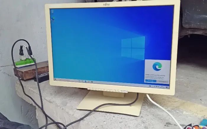 Monitor 22 polegadas Fujitsu com VGA e DVi funcioando 