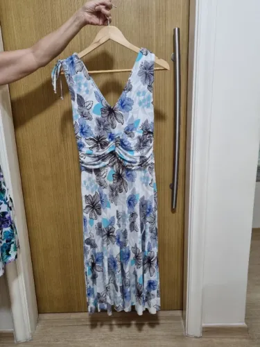 Lindo Vestido midi estampas florais azul e preto com fundo branco - Tamanho P