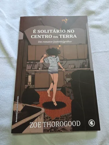 HQ É Solitário no Centro da Terra Zoe Thorogod