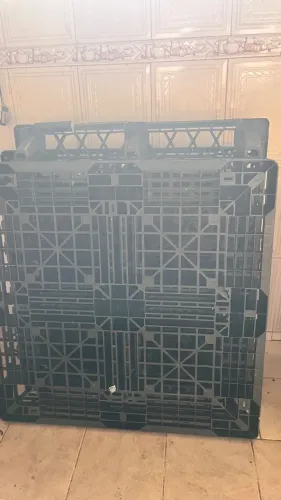 Pallet plástico preto, vazado e empilhável