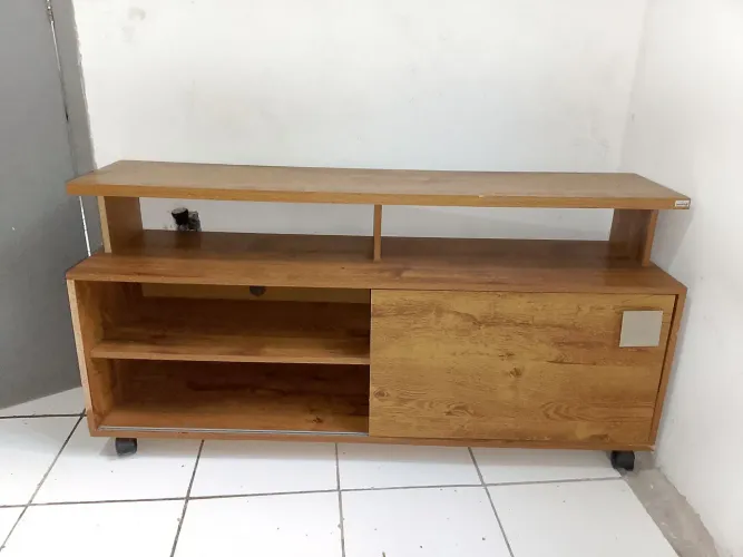 Rack MDF muito conservado com rodinhas