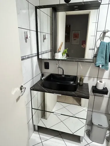 Gabinete para banheiro completo com espelho com luz e armários espelhados 