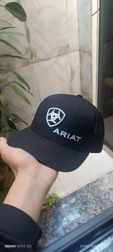 Anúncio de um boné