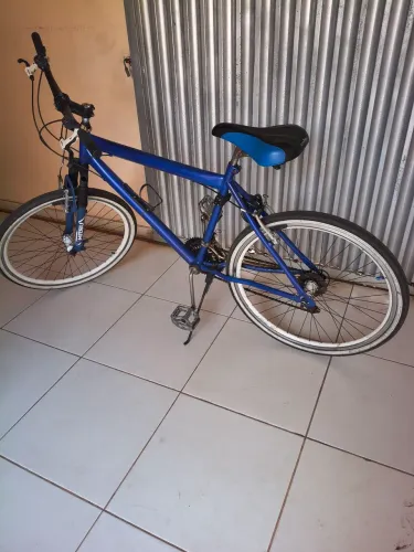 Bicicleta com Suspensão Dianteira e câmbio Yamada 18 marchas - Excelente Estado!