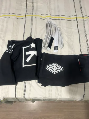kimono preto A1, calça preta A1 e faixa branca A1 com patchs Arka e Brazil Combat