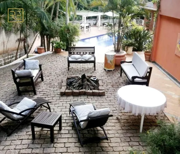Refúgio Exclusivo em Sousas: O Equilíbrio Perfeito entre Residencial e Comercial