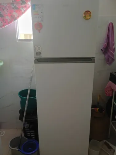 Geladeira com 1 ano de uso.