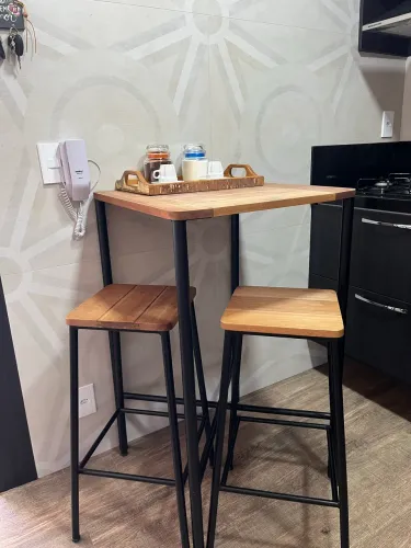 Mesa alta tok stok com banquetas