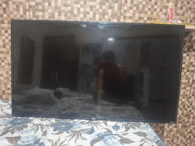 Tv com defeito . Pra retirar peças.