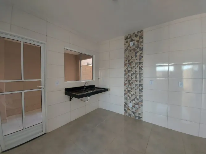 Alugo casa sobreposta no Vida Nova