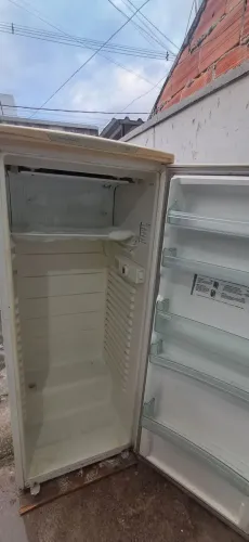 Vendo geladeira, semi nova , motor novo , frezer gelando , não entrego