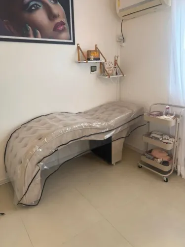 MACA DE CILIOS, CADEIRA E ORGANIZADOR DECORATIVO NUDE