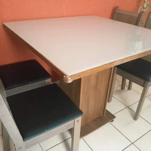 Mesa com 4 cadeiras