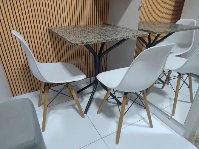 Jogo de Mesa de Granito + 2 Cadeiras Brancas Estilo Eames (Excelente Estado)