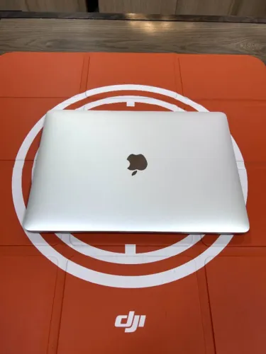MacBook Pro M1 13" - 8GB 512GB Silver - Bateria 84%
