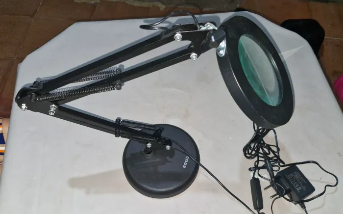 Lupa  de mesa  com iluminação  