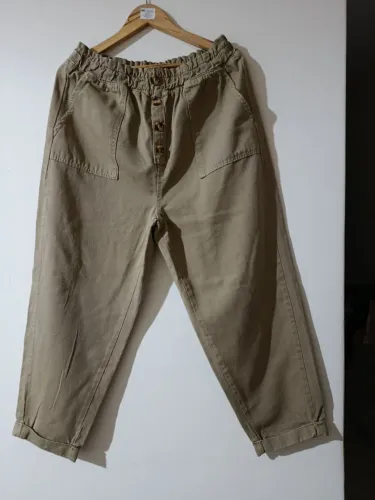 Calça clochard feminina de sarja bege, cintura alta franzida e fechamento por botões . 46